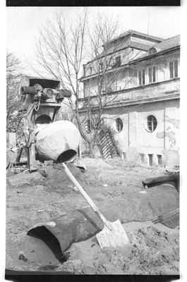 Vaade Rakvere Teatrile enne remonti; segumasin teatri kõrval  similar photo