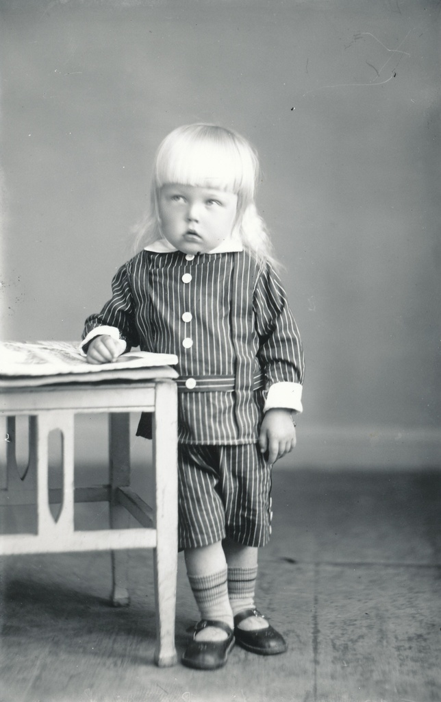 Foto. Kolmeaastane laps triibulises kostüümis 1930-dad