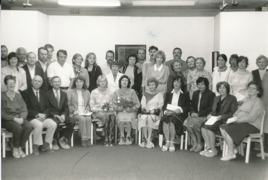 Foto. Kunstnik Eduard Rüga näituse avamisest osavõtjad Võru Koduloomuuseumis 16. augustil 1988.a.
