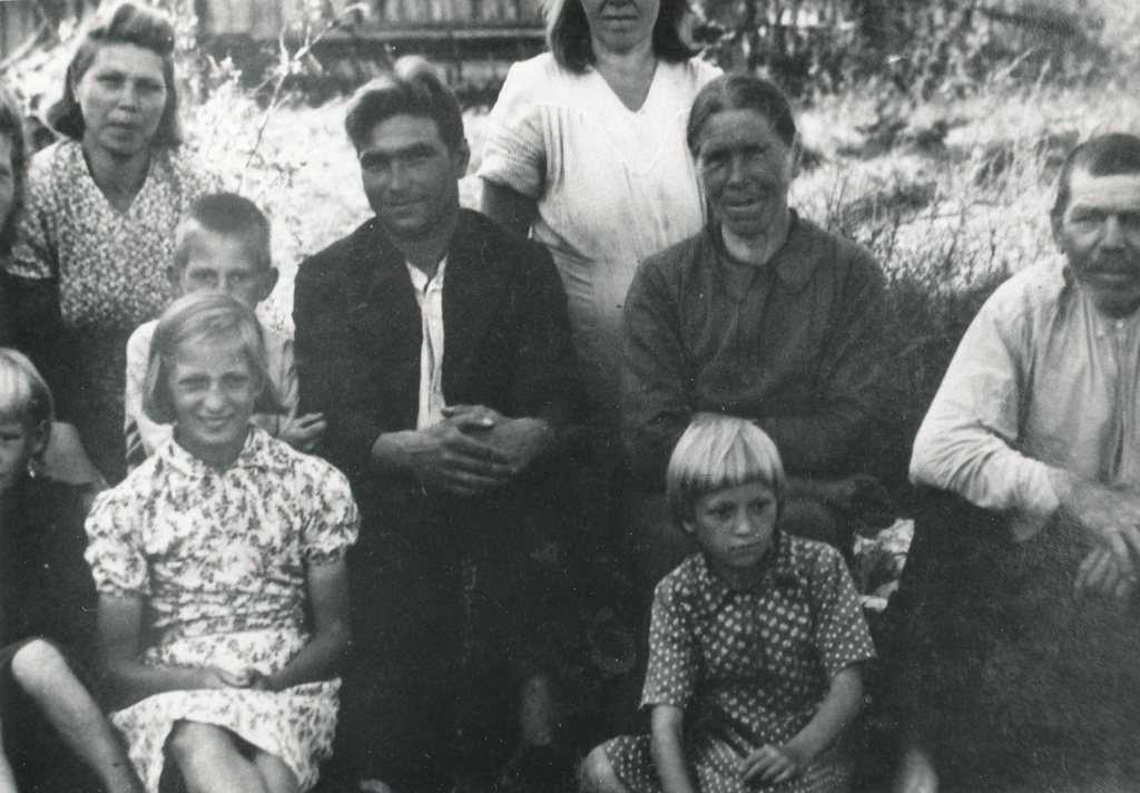 Foto. Hermiine  Kriisa sugulased Saaremaal   1930. aastatel.