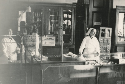 Foto. Võru vana apteegi müügisaal 1950. aastatel  duplicate photo