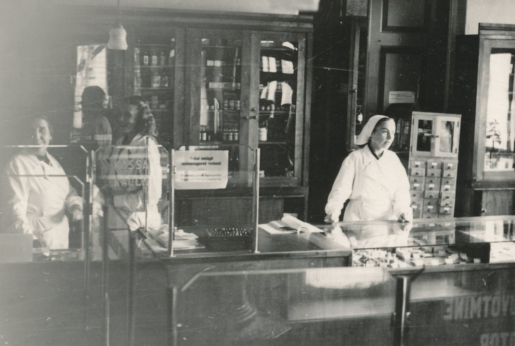 Foto. Võru vana apteegi müügisaal 1950. aastatel