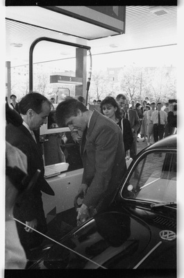 Esimese Neste bensiinijaama avamine Narvas; tankimine  similar photo