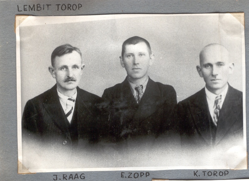 Fotoalbum. Navi küla kultuurielu. Navi Masinatarvitajate Ühistu juhatus 1938.a. J.Raag,E.Zopp ja Kristjan Torop.