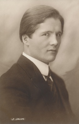 Foto. Kirjanik Jaik, Juhan. Ateljeefoto J&P.Parikas 1927.a.  duplicate photo
