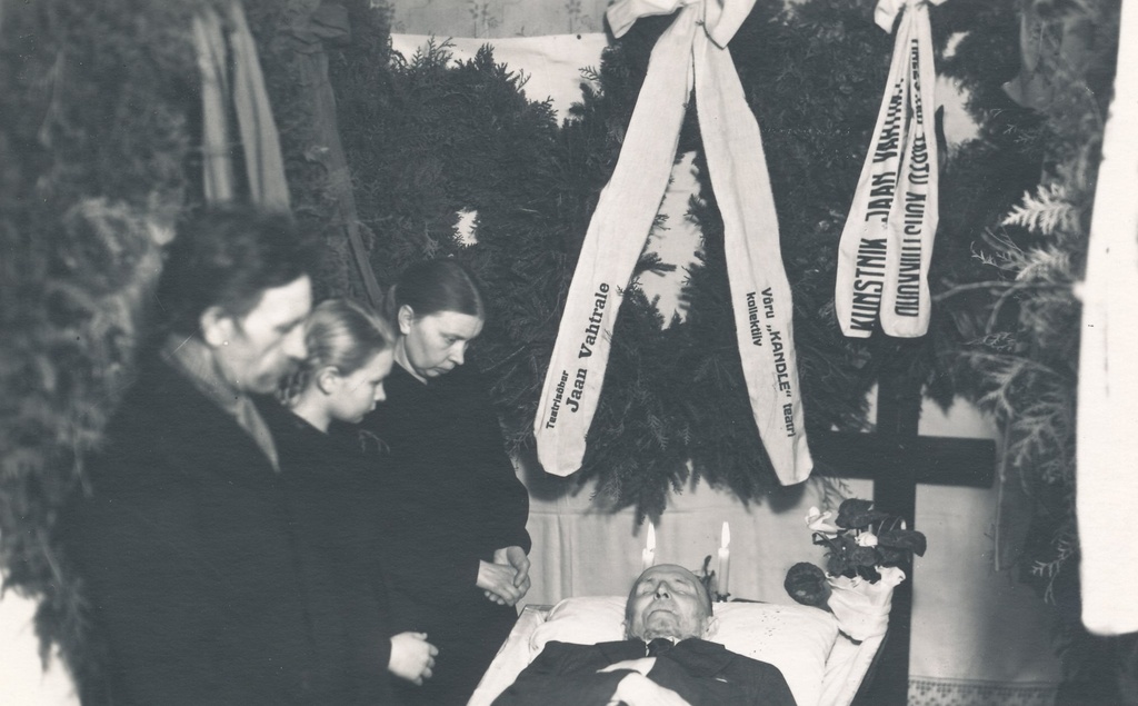 Foto. Kunstnik Vahtra, Jaan lautsil  jaanuaris 1947.a. Sarga juures abikaasa Irene ja tütar Ano.