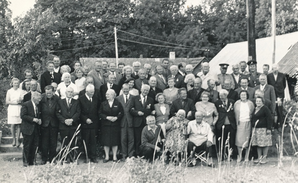 Foto. Kodusõja veteranid  Jaan Räppo võitluskaaslased J. Räppo mälestusmärgi avamise puhul korraldatud koosviibimisel.