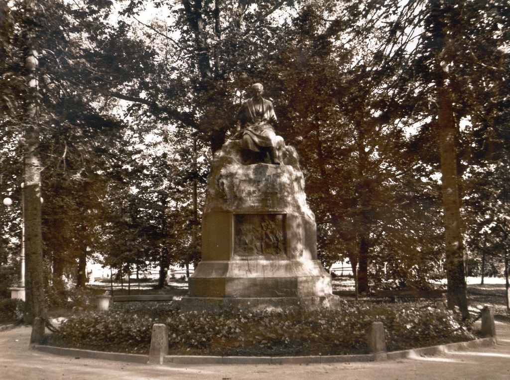Foto. Dr. Fr. R. Kreutzwaldi monument Fr. R. Kreutzwaldi nimelises Võru linnapargis.