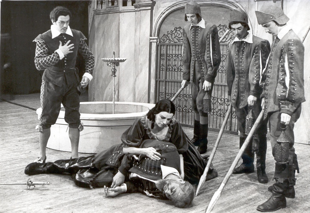 Foto. Stseen W.A. Mozarti ooperist "Don Juan". Paremal E. Maasik.
