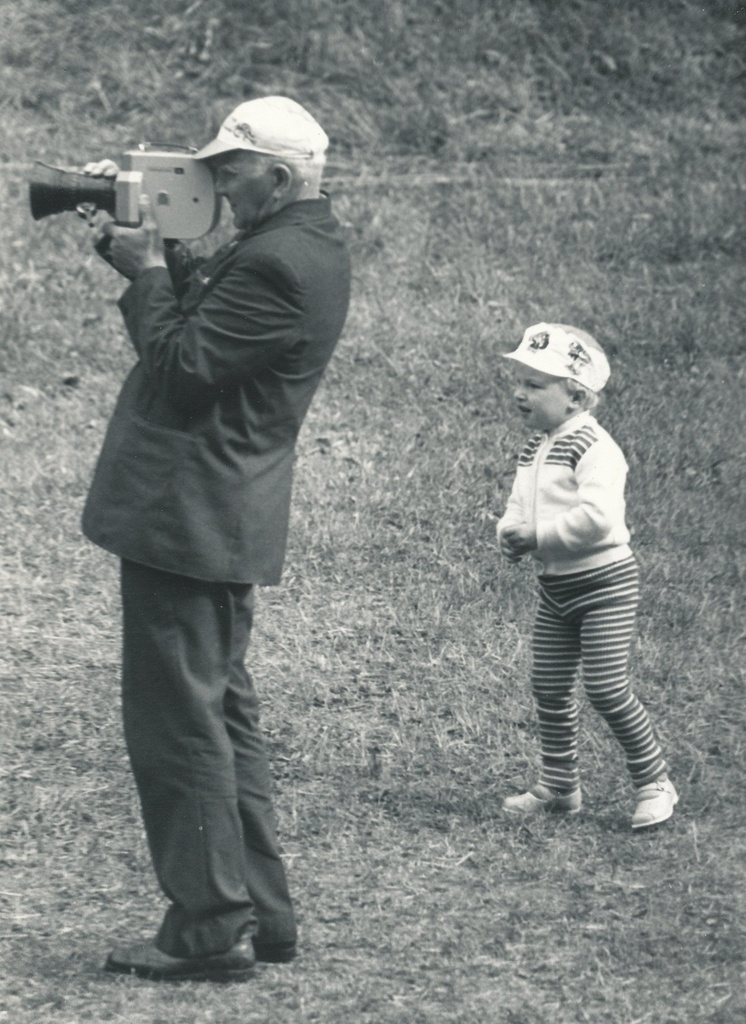 Foto. Laulupäeva kontserti filmib Võru filmi- ja fotoamatöör Vladimir Muromets juunis 1978.a. Põlva Intsikurmus.