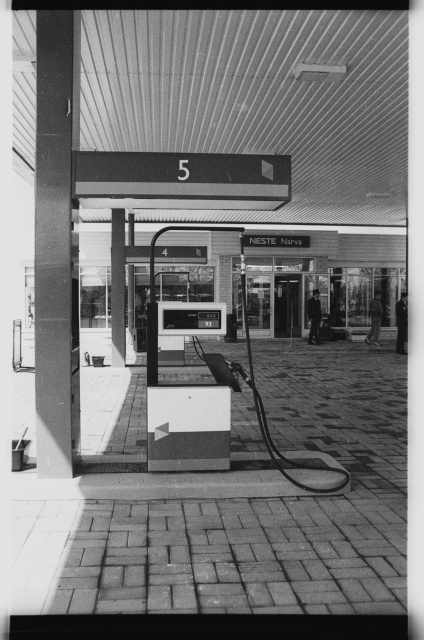 Esimese Neste bensiinijaama avamine Narvas; vaade tankimisautomaadile