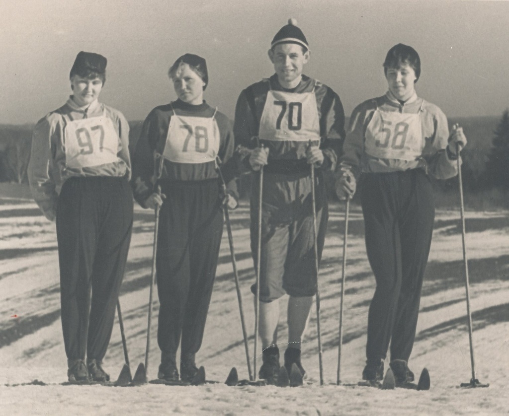 Foto. Võru paremaid suusatajaid 1970.a. Agnes Levandi,Hele Palo(Ritsing),Laur Lukin, Maie  Reinstein