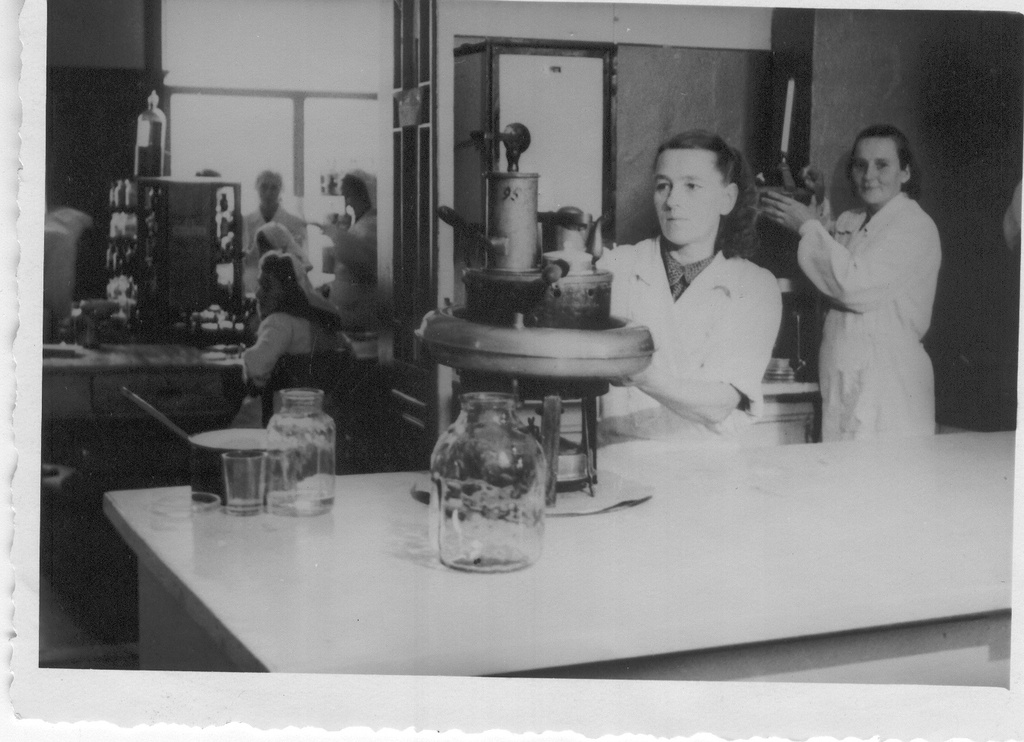 Foto. Vaade Võru apteegi ravimite valmistamise ruumi 1954.a.  Salme Behrman ja Adele Helekivi.