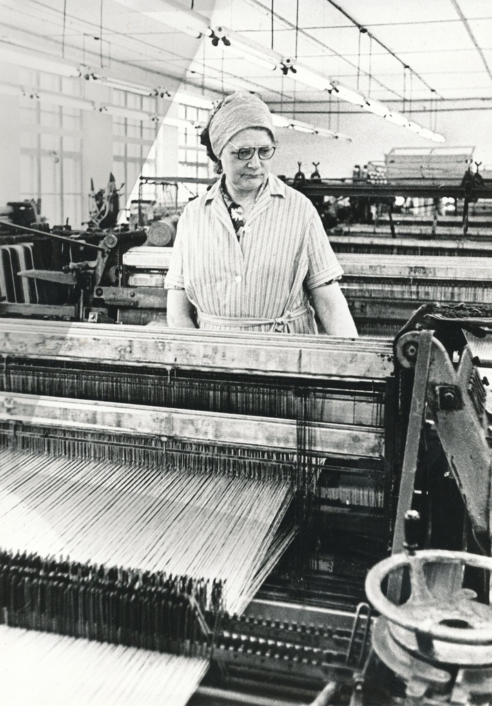 Foto. Meister, Linda - tekstiilivabriku "Areng" Rõuge tsehhi staažikas kangur 1980.a. septembris.