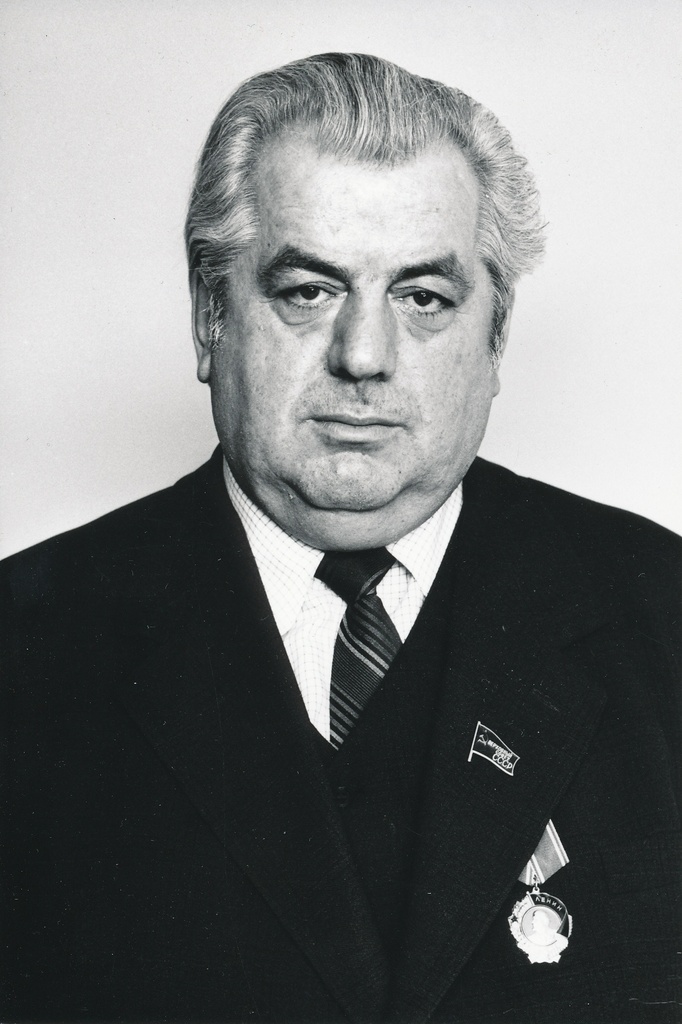 Foto.  Lenini ordeni kavaler  Väimela NST direktor Heino Kuusik  1982.a.