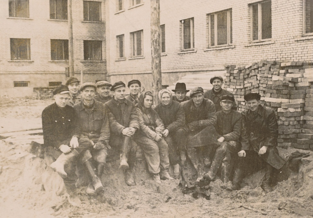 Foto. Võru MEK-i Mäestu brigaad Paju ja Lenini tänavate nurgal 1959.a.