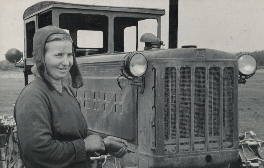 Foto. Vastseliina  masina-traktorijaama eesrindlik naistraktorist A. Kõlli oma traktori juures juulis 1953.a.