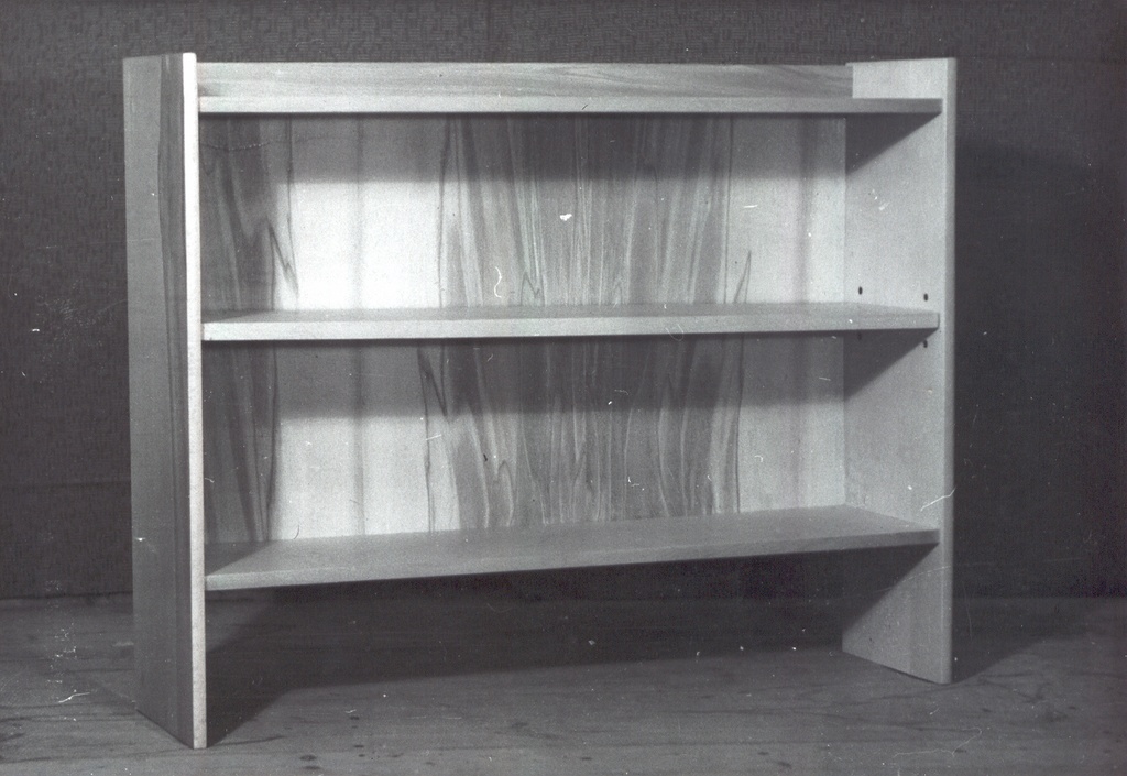 Foto. Võru Metsakombinaadi mööblitsehh. Kolme laudiga kasevineerist raamaturiiul.