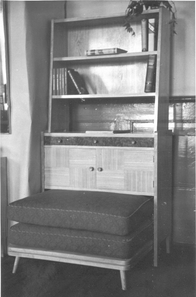 Foto. Võru Metsakombinaadi mööblitsehh. Näidiskaubana valmistatud raamaturiiul- kapp, 1961.-1963.