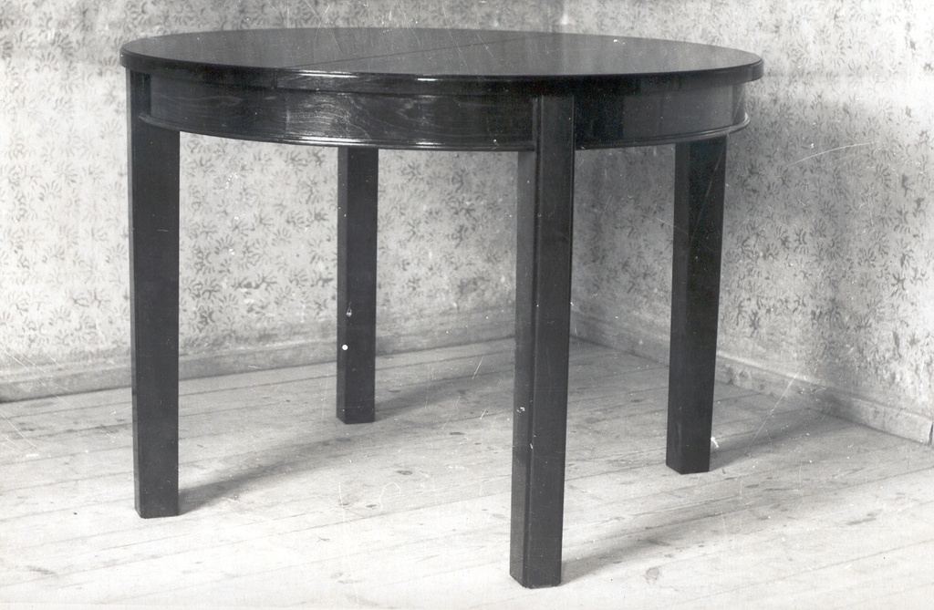 Foto. Võru Metsakombinaadi mööblitsehh. Ümmargune, nelja jalaga laud.