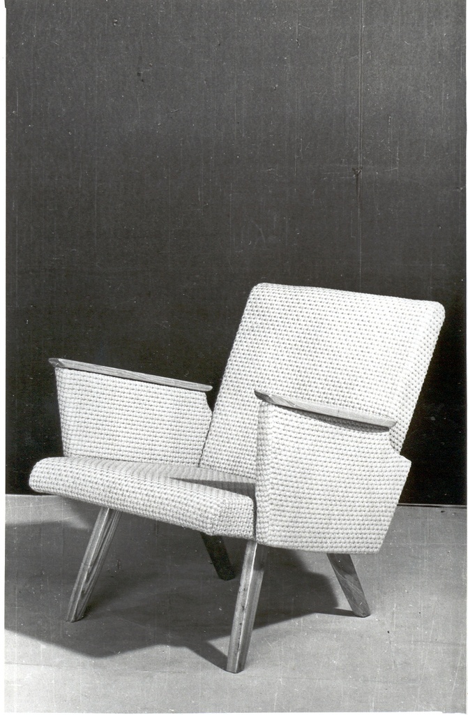 Foto. Võru Metsakombinaadi mööblitsehh. Puidust käepidemetega pehme tugitool.