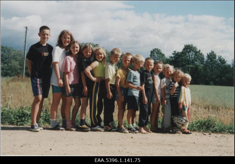 Grupifoto, lapsed seismas pikkuse järjekorras
