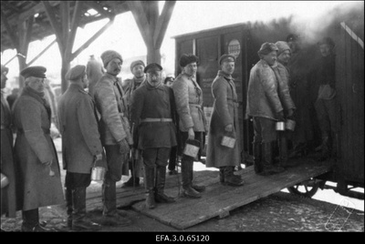 Vabadussõda. [1.Suurtükiväepolgu 4.patarei] sõdurid enne rindele sõitu Nõmme jaamas köögivaguni juures söögijärjekorras.  duplicate photo