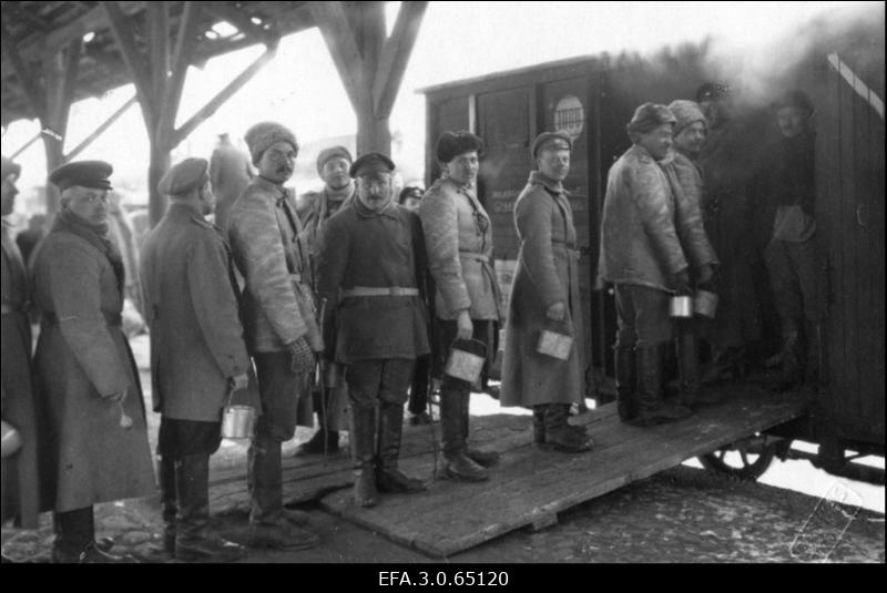 Vabadussõda. [1.Suurtükiväepolgu 4.patarei] sõdurid enne rindele sõitu Nõmme jaamas köögivaguni juures söögijärjekorras.