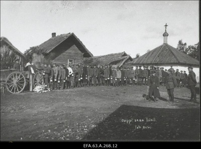 Vabadussõda. Välipatarei nr.8 koosseis väliköögi juures supisabas. Taustal küla tsässon.  duplicate photo