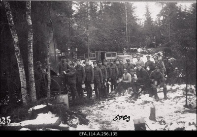 Vabadussõda. 9.Jalaväepolgu sõdurid väliköögi juures supisabas.  duplicate photo