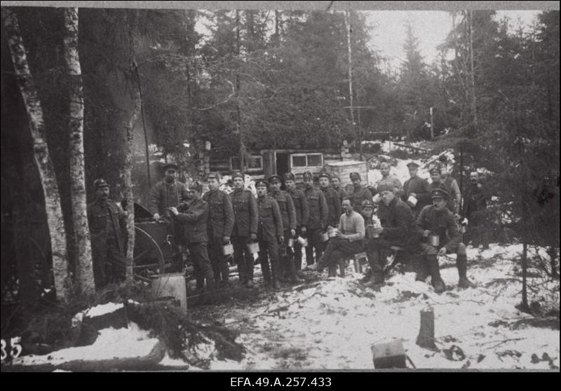 Vabadussõda. 2.Kindluse Raskesuurtükiväe Divisjoni sõdurid metsas väliköögi juures supi jagamise järjekorras.
