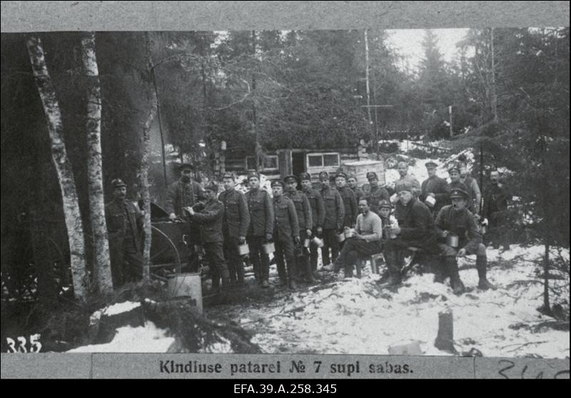 Vabadussõda. 2.Kindluse Raskesuurtükiväe Divisjoni sõdurid metsas väliköögi juures supi jagamise järjekorras.