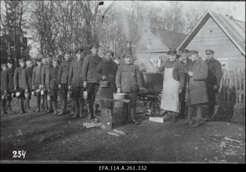 Vabadussõda. 9.Jalaväepolgu 4.roodu sõdurid väliköögi juures supisabas.