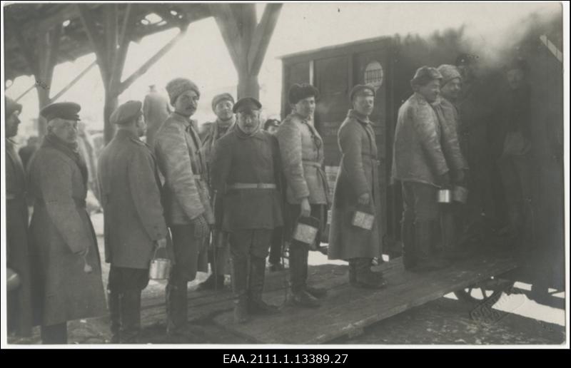 Vabadussõda, 1. suurtükiväepolgu 4. patarei sõdurid enne rindele sõitu Nõmme jaamas köögivaguni juures supisabas