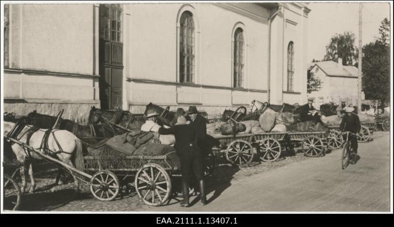Rukki ostmine kaitseväele Tartus 1929. aasta septembris, viljavoorid vastuvõtusabas Pepleri tänaval Tartu Maarja kiriku juures