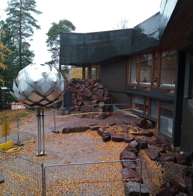 Ravintola Dipolin ulkoilmaterassi Teknillisen korkeakoulun ylioppilaskunnan ylioppilastalo Dipolissa.  Otaniemi, Espoo. rephoto