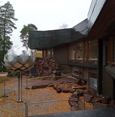 Ravintola Dipolin ulkoilmaterassi Teknillisen korkeakoulun ylioppilaskunnan ylioppilastalo Dipolissa.  Otaniemi, Espoo. rephoto