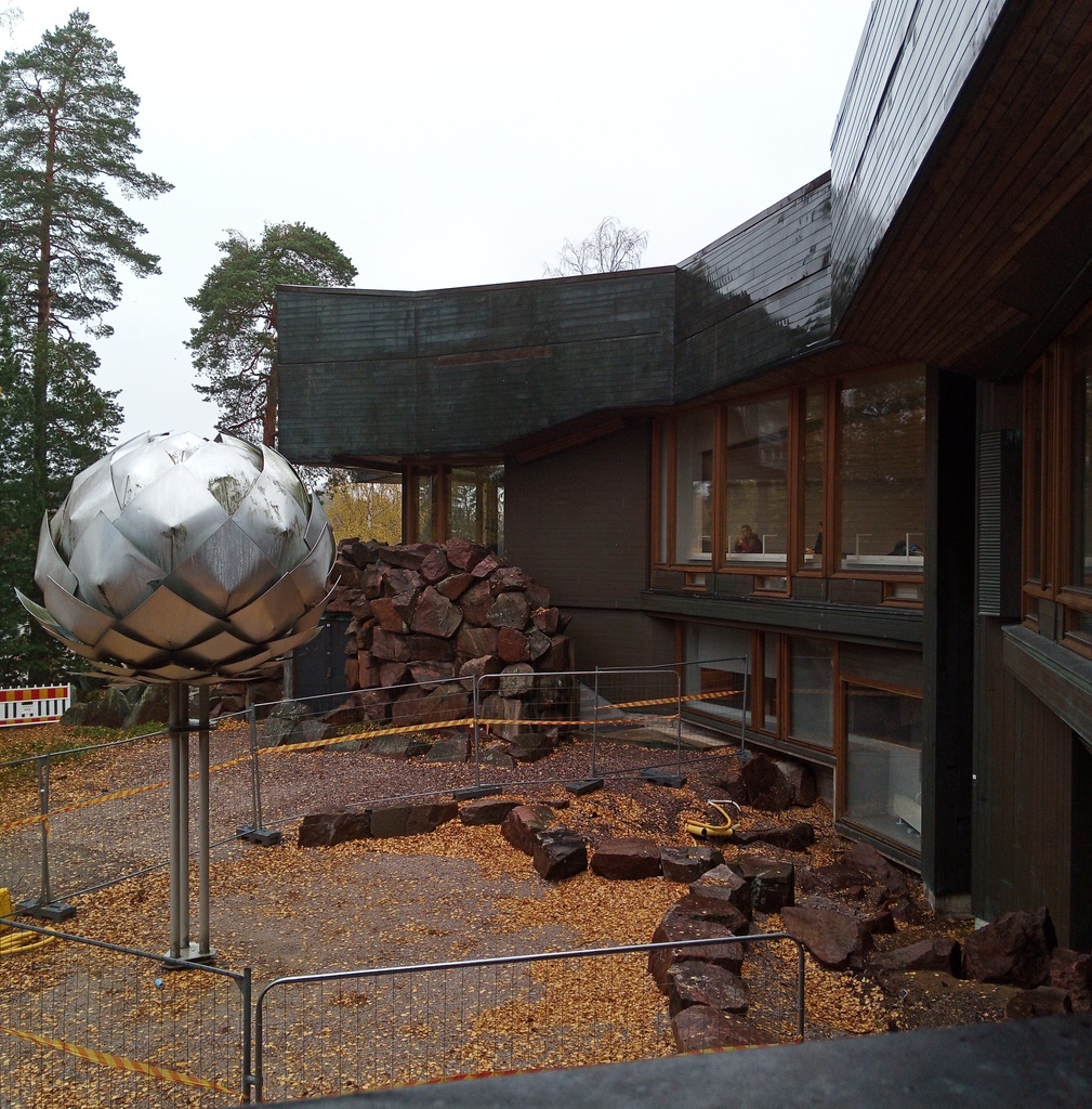 Ravintola Dipolin ulkoilmaterassi Teknillisen korkeakoulun ylioppilaskunnan ylioppilastalo Dipolissa.  Otaniemi, Espoo. rephoto