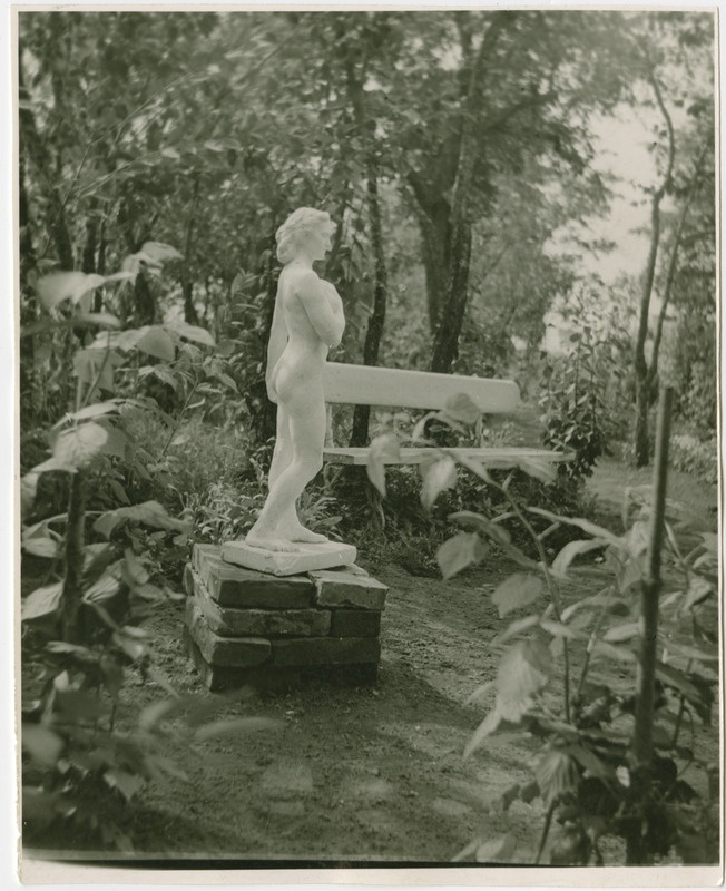 Skulptuur naisest Pupastvere aias