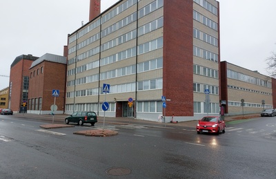 Veistämöntori 2, Turku, 1964 purettu asuinrakennus ja Turun Energialaitos Linnankadulta kuvattuna.; yleiskuva rephoto