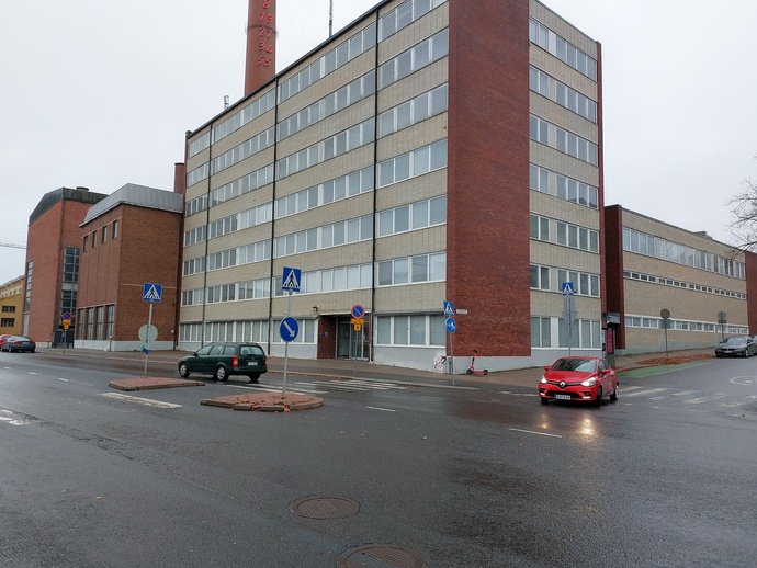 Veistämöntori 2, Turku, 1964 purettu asuinrakennus ja Turun Energialaitos Linnankadulta kuvattuna.; yleiskuva rephoto