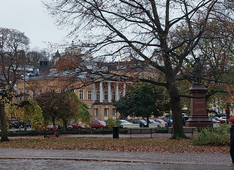 Åbo Akademin päärakennus, Pietari Brahen patsas. rephoto