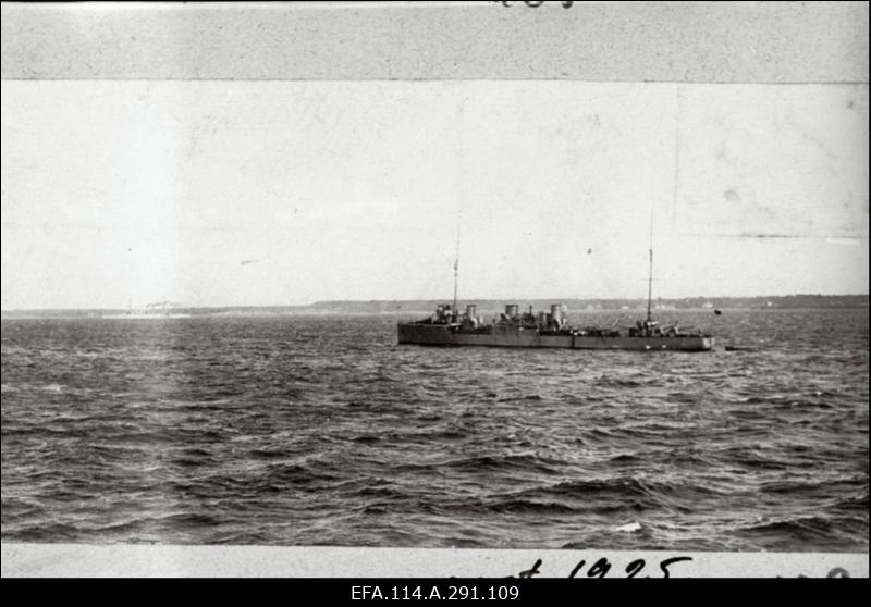 Mereväe I aastapäeva 21.dets.1919.a. puhul kingitud album. Vambola, Lembitu, Lennuk, väiksemad laevad, nende meeskonnad.