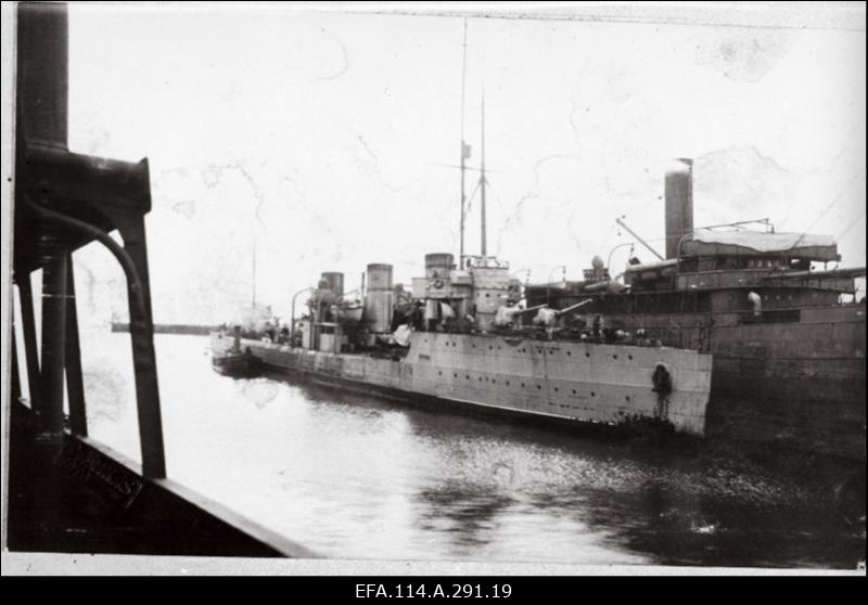 Mereväe I aastapäeva 21.dets.1919.a. puhul kingitud album. Vambola, Lembitu, Lennuk, väiksemad laevad, nende meeskonnad.