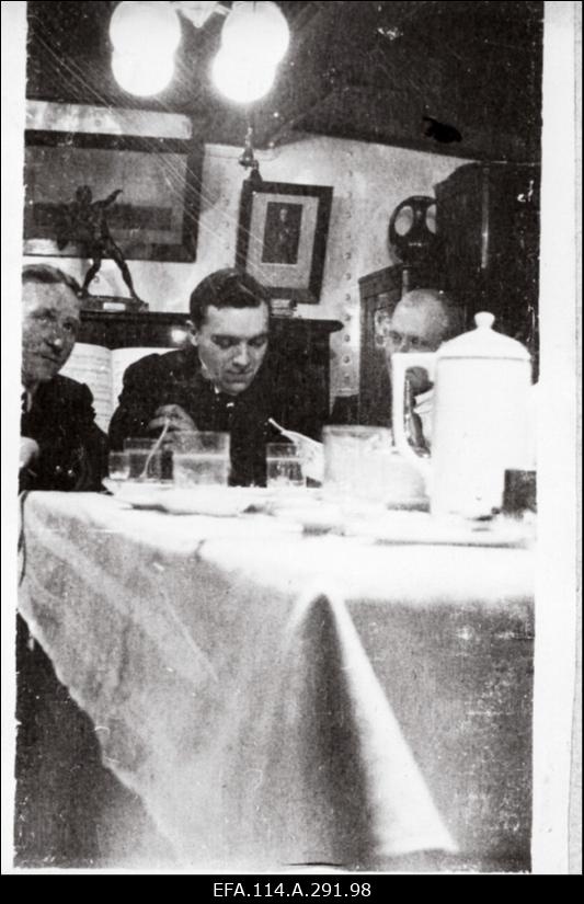 Mereväe I aastapäeva 21.dets.1919.a. puhul kingitud album. Vambola, Lembitu, Lennuk, väiksemad laevad, nende meeskonnad.