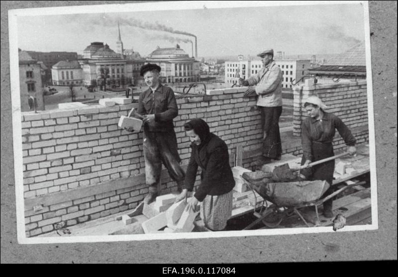 Noored müürsepad I.Satsikov, M. Kokareva, A. Inosirotsev ja A. Komissarova ehitavad elamut Lenini puiesteel.