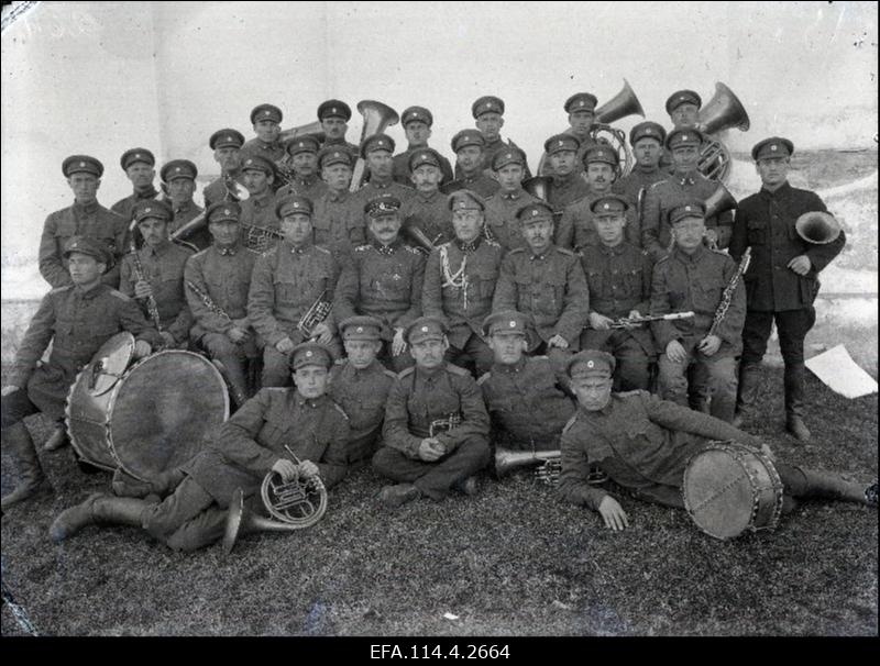 1.Jalaväepolgu orkester. II reas (istuvad) vasakult neljas polguülem polkovnik Otto Heinze, viies polgu adjutant leitnant Hans Tuksam (Tuuksam), kuues dirigent Vladimir Kreek. Tagareas paremalt kolmas Johannes Simson (Nõmmjärv) Väike-Maarjast.