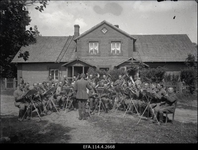 Vabadussõda. 1.Jalaväepolgu orkester harjutamas Adsel-Neuhofi (Jaunmuiža) mõisas.  duplicate photo