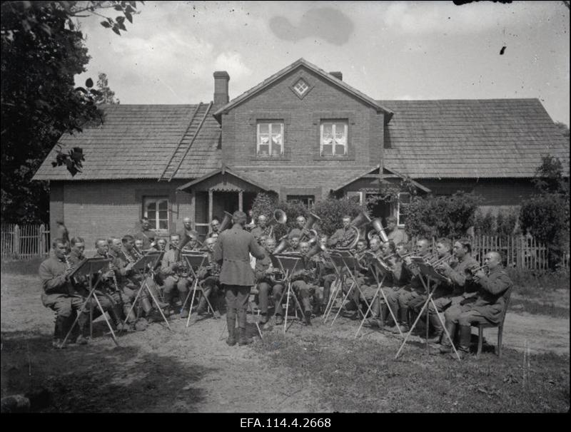 Vabadussõda. 1.Jalaväepolgu orkester harjutamas Adsel-Neuhofi (Jaunmuiža) mõisas.