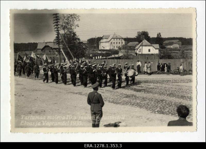Puhkpilliorkester marssimas Tartumaa maleva 10. juubelipidustusel